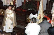 11.02.2000r. Ksidz Biskup udziela wiernym tzw. Bogosawiestwa 'lourdzkiego' Najwitszym Sakramentem